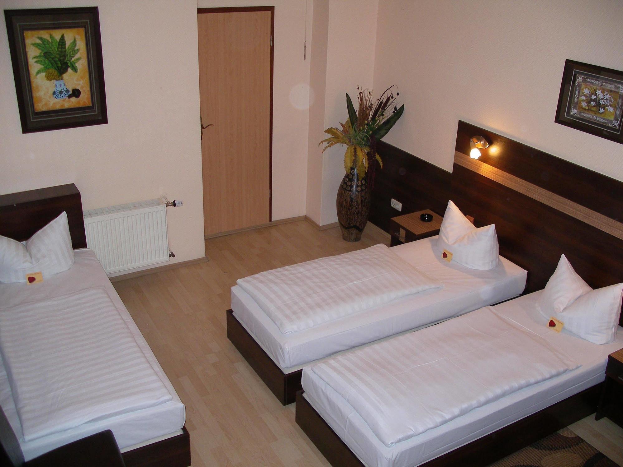 Hotel Elbe Street 34 Frankfurt am Main Room photo
